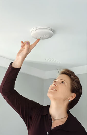 /uploads/2025/04/turning-off-smoke-alarm.jpg